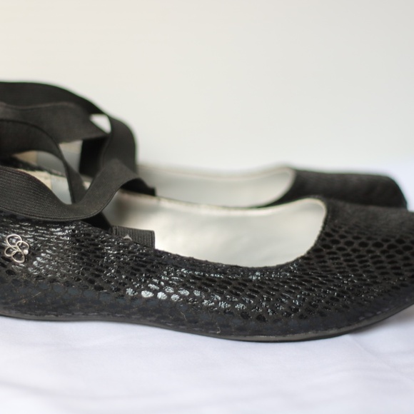 Jessica Simpson black ballet flats in faux snake skin. - Picture 4 of 12